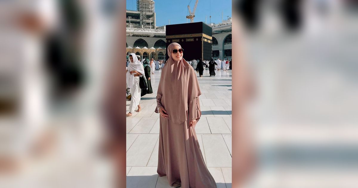 6 Potret Maia Estiany Umroh Bareng Suami di Ultah Pernikahan ke-5, Wajahnya Adem Banget!