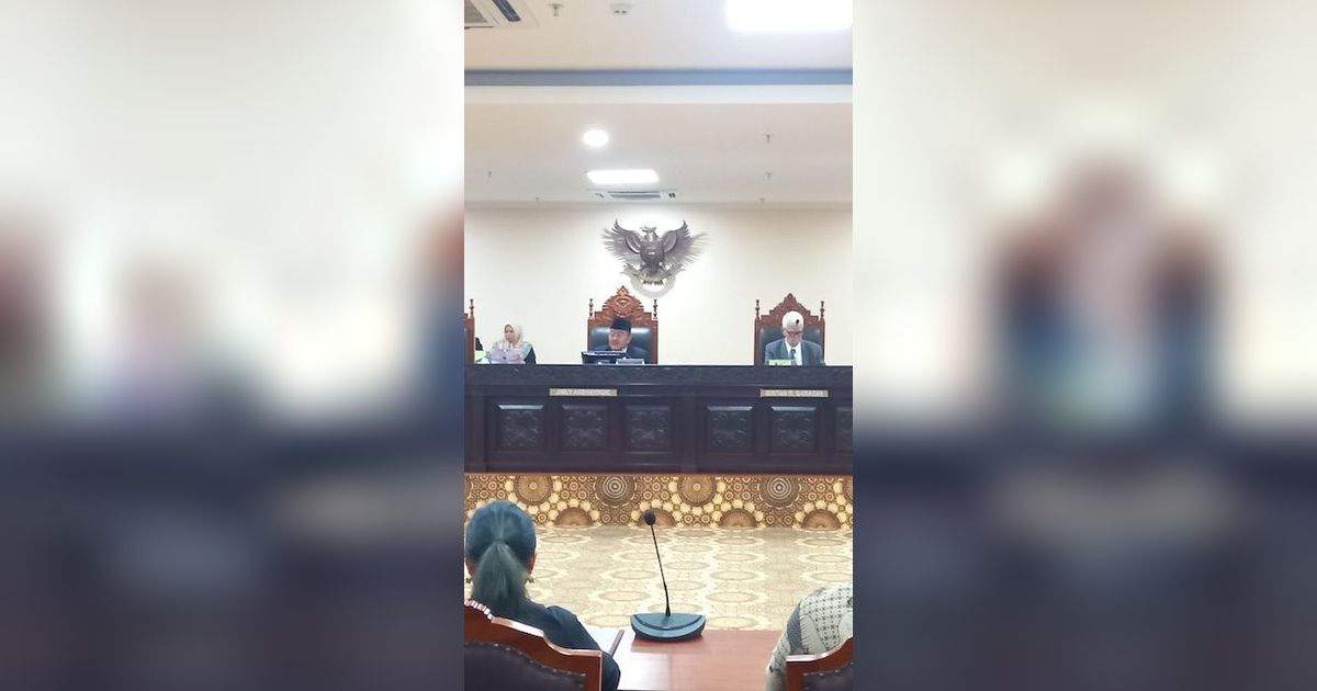 Sidang MKMK, Denny Indrayana Sebut Putusan Batas Usia Capres-Cawapres Mega Skandal Keluarga