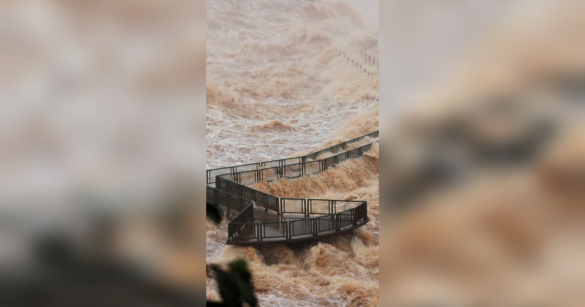 FOTO: Seramnya Penampakan Air Terjun Iguazu Meluap Dahsyat Usai Hujan Lebat Mengguyur Brasil, Wisatawan Nekat Mendekat