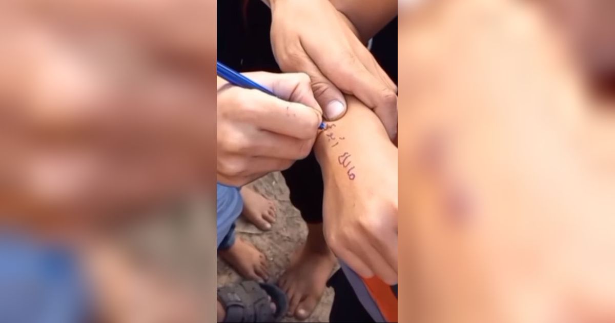 Anak-Anak Palestina di Gaza Tulis Nama Mereka di Tangan Agar Dikenali Jika Tewas Dibom Israel