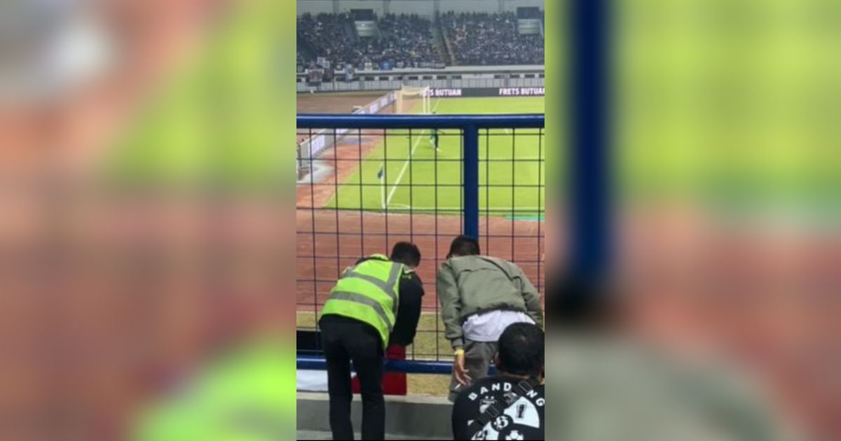 Viral Aksi Petugas di Laga Persib VS PSS Sleman Copot Bendera Palestina, Diprotes Penonton