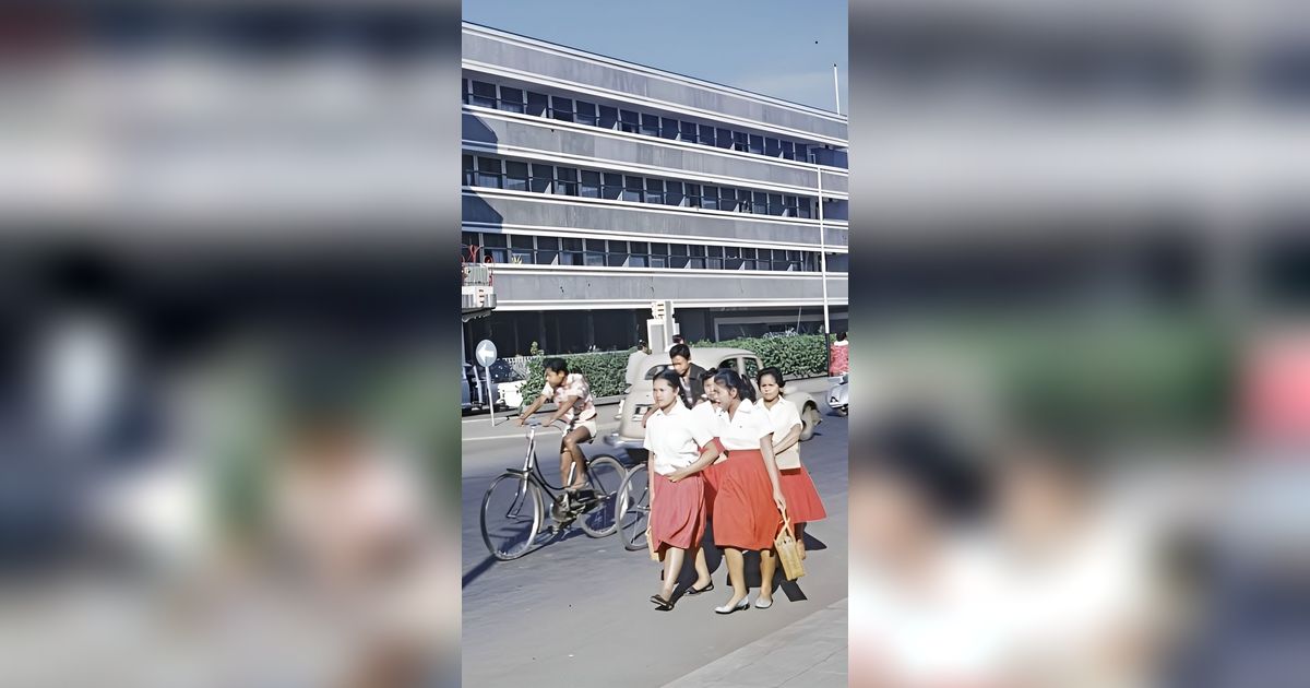 Viral Foto Jadul di Bandung Tahun 1970, Netizen Salfok dengan Potret Siswa di Pinggir Jalan, Seragam SD Wajah Mahasiswa