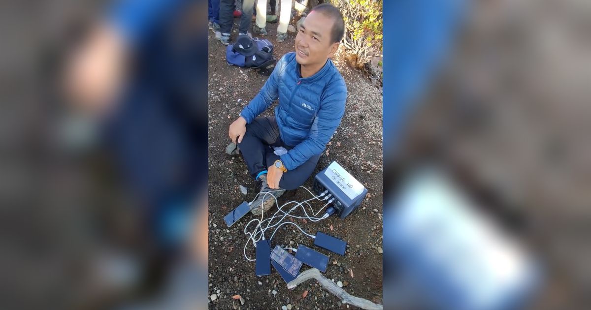 Mendaki sambil Cari Cuan, Pria Ini Buka Jasa Cas Handphone di Gunung Seharga Rp20 Ribu