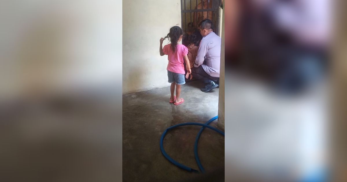 Haru Banget, Polisi Gendong Anak Napi untuk Temui Ayahnya di Balik Jeruji