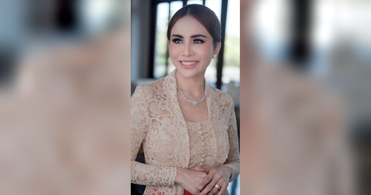 Potret Makeup Soft Glam Momo Geisha Saat Berkebaya, Auranya bak Putri Jawa