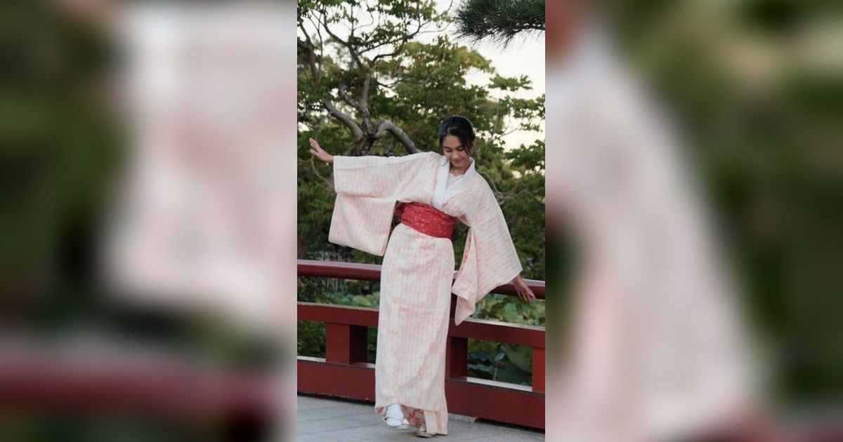 8 Potret Azizah Salsha yang Secantik Warga Lokal Jepang Saat Pakai Kimono, Komentar Suaminya Bikin Netizen Baper Gak Ketolong
