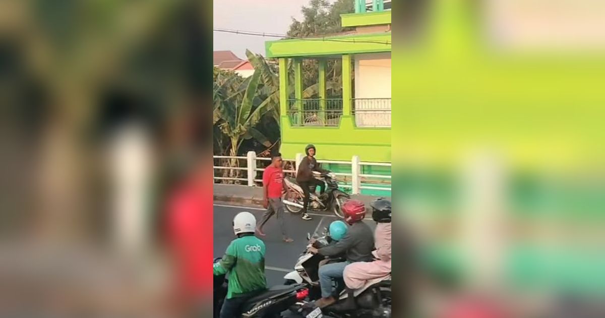 Pria Berkaos Merah Dorong dan Tendang Polisi Dua Kali di Jalan, Ternyata ini Penyebabnya