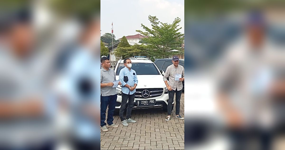 Penampakan Tiga Sopir Mobil Mewah Nekat Putar Balik dan Lawan Arus di Tol Desari