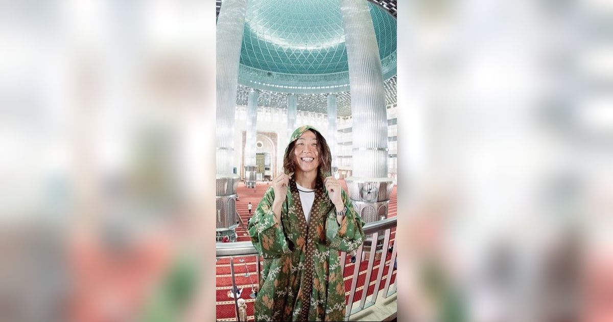 Potret Tomoya One OK Rock Kunjungi Masjid Istiqlal, Bilang Mirip Kampung Halaman