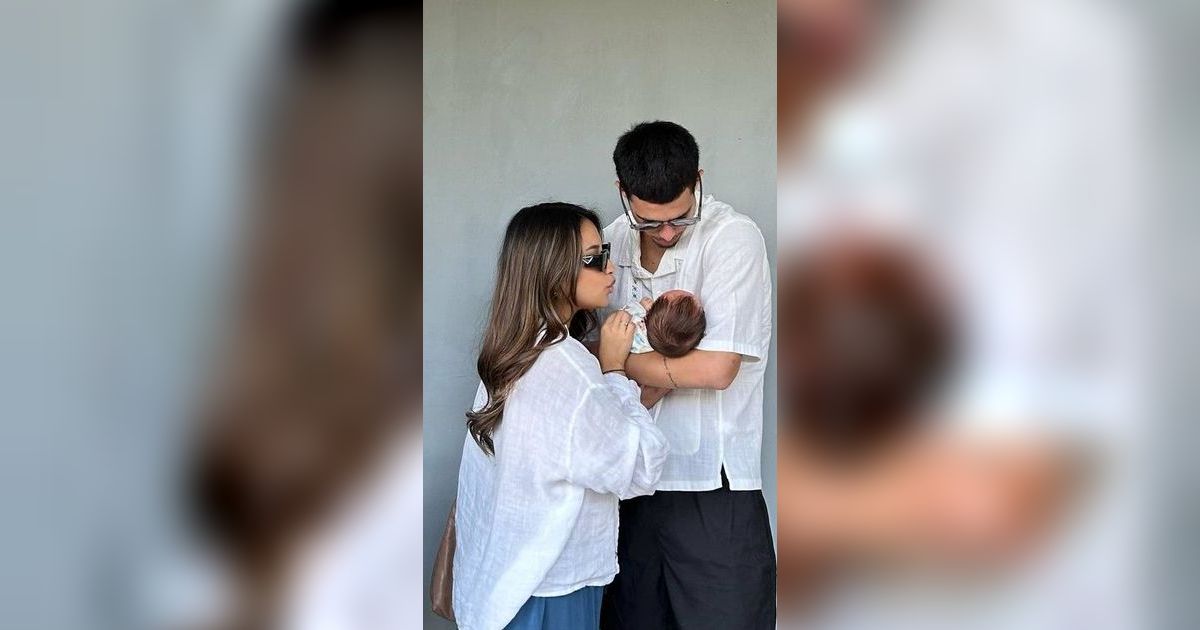 Wajah Dirahasiakan, 8 Foto Jennifer Coppen Momong Anak Bersama Pacar Bulenya!