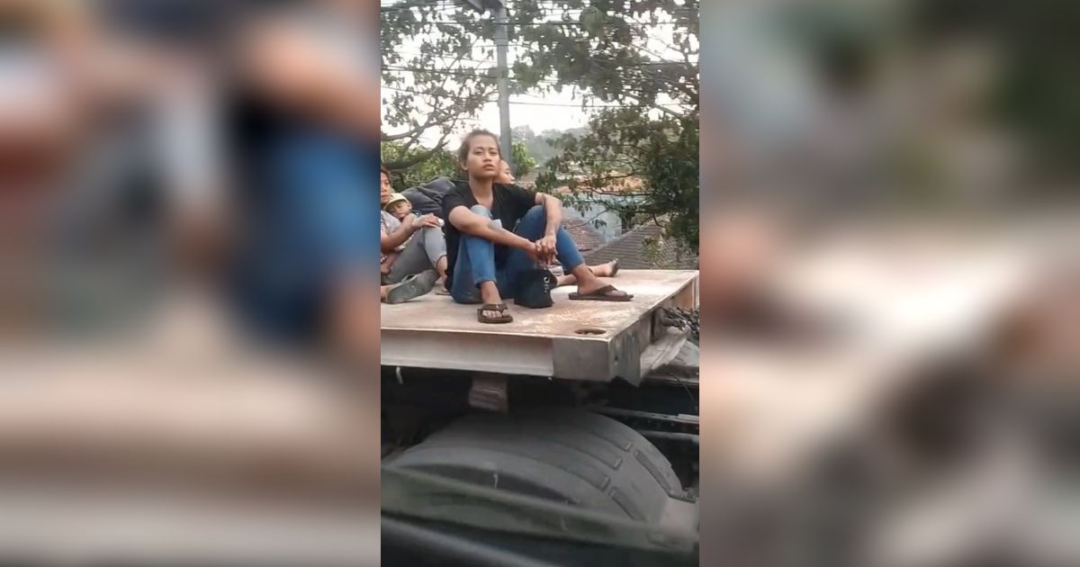 Momen Emak-Emak Nebeng Truk Sambil Gendong Bayi, Bikin yang Lihat Ketar-Ketir