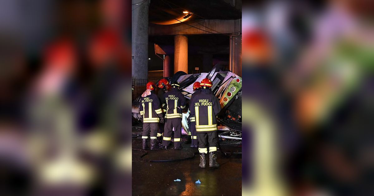 FOTO: Tragis! Bus di Italia Terjun dari Jalan Layang dan Terbakar, 21 Orang Tewas di Tempat