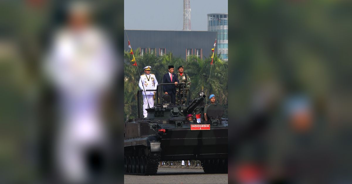 Gagahnya Jokowi Didampingi Panglima Yudo Naik Tank Korps Marinir Cek Prajurit di HUT TNI