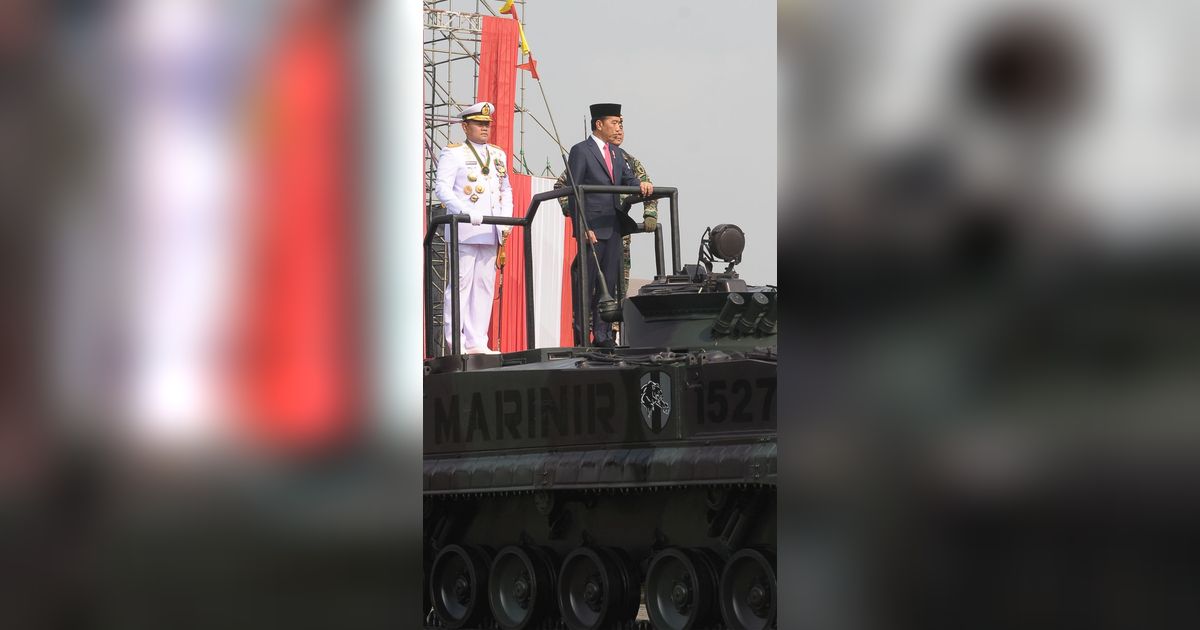 FOTO: Gagahnya Jokowi Naik Tank Marinir Keliling Monas Cek Kesiapan Pasukan di Peringatan HUT ke-78 TNI