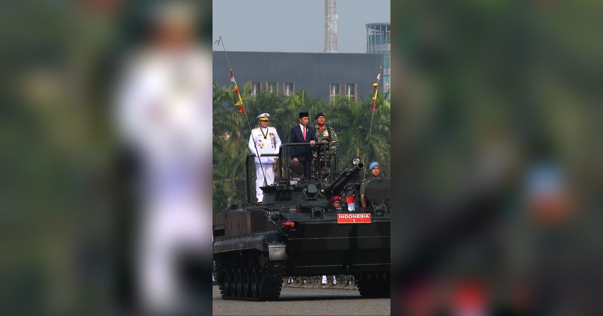 Potret Jokowi Naik Tank Amfibi di Upacara HUT ke-78 TNI