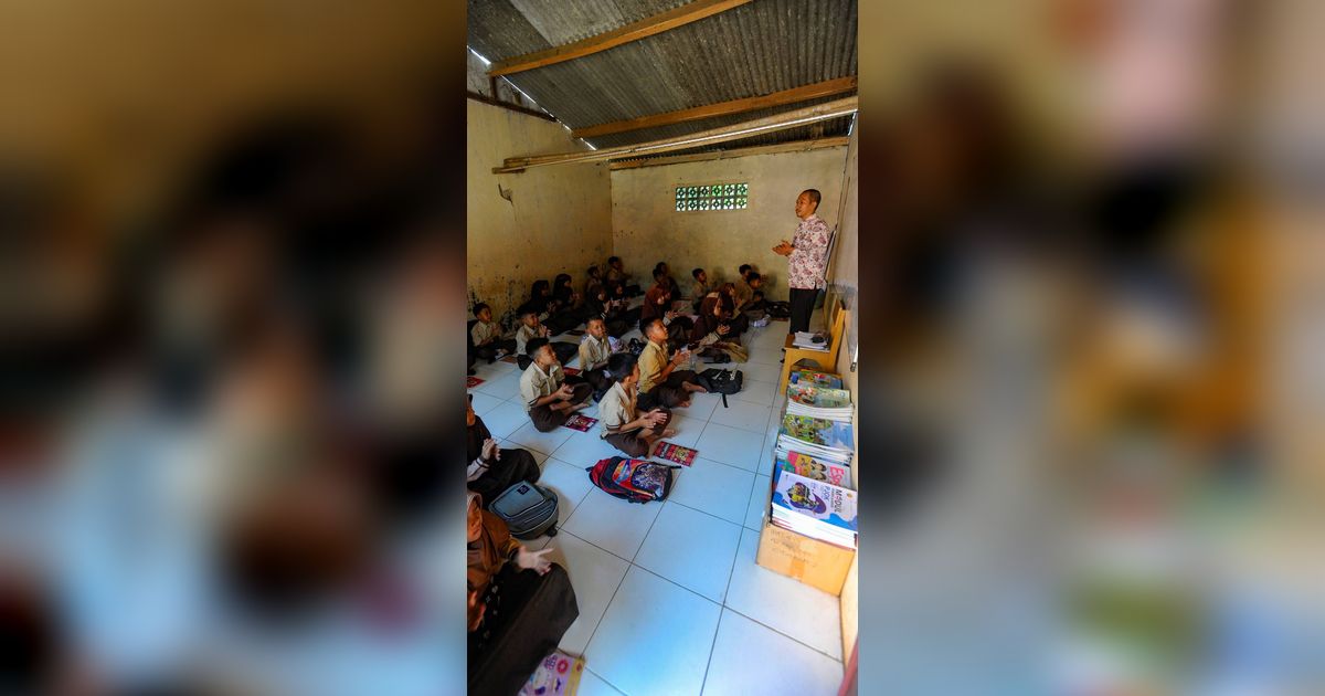 FOTO: Potret Miris Murid SDN Cidokom 02 di Rumpin Bogor Belajar di Ruangan Musola yang Sempit