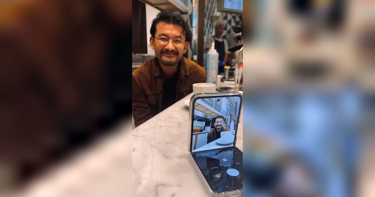 Ngonten Kalcer Bareng Rio Dewanto Pakai Flip5 di Flip Cafe, Ngopi si Paling Skena