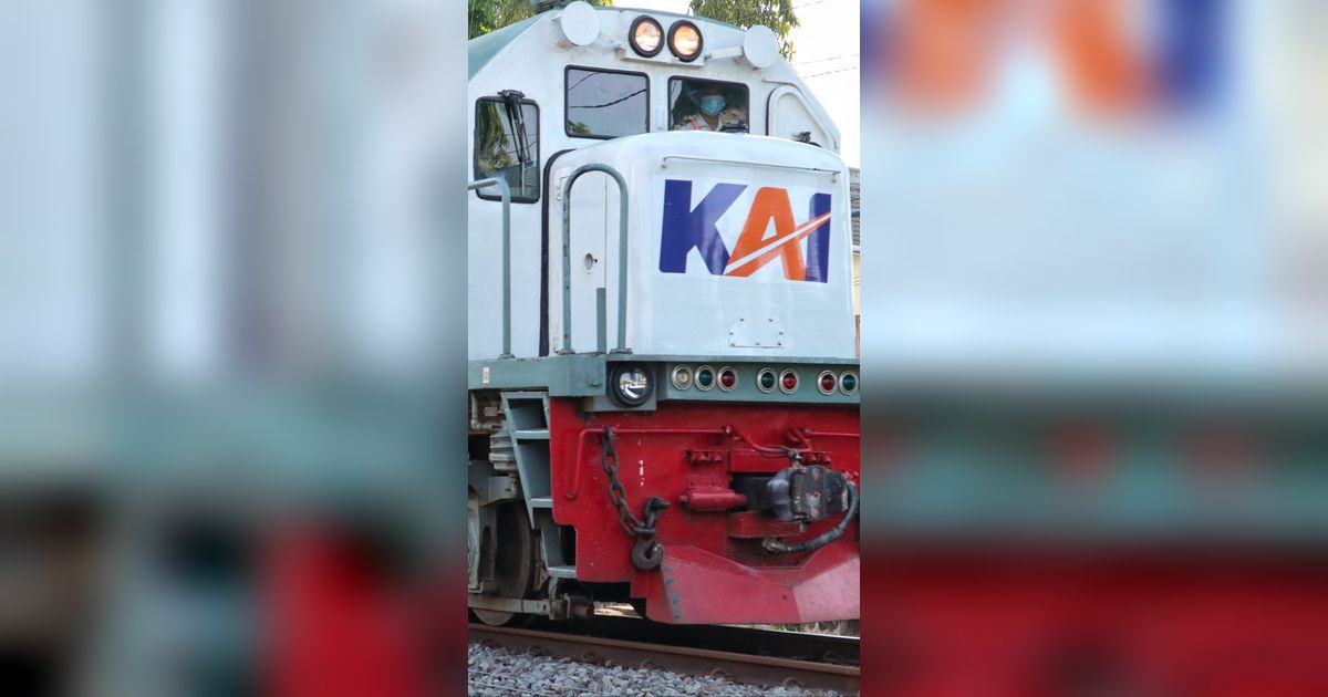 Bangkitkan Nostalgia, KAI Hadirkan Jajanan Jadul dengan Pedagang Asongan