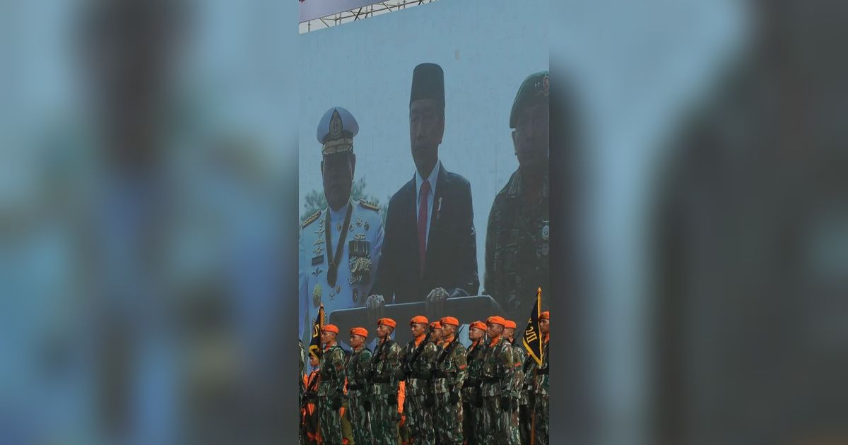 VIDEO: Akmil TNI Beraksi Beri Penghormatan Jokowi, Tongkat Diputar Angin Kencang Benda-Benda Berterbangan