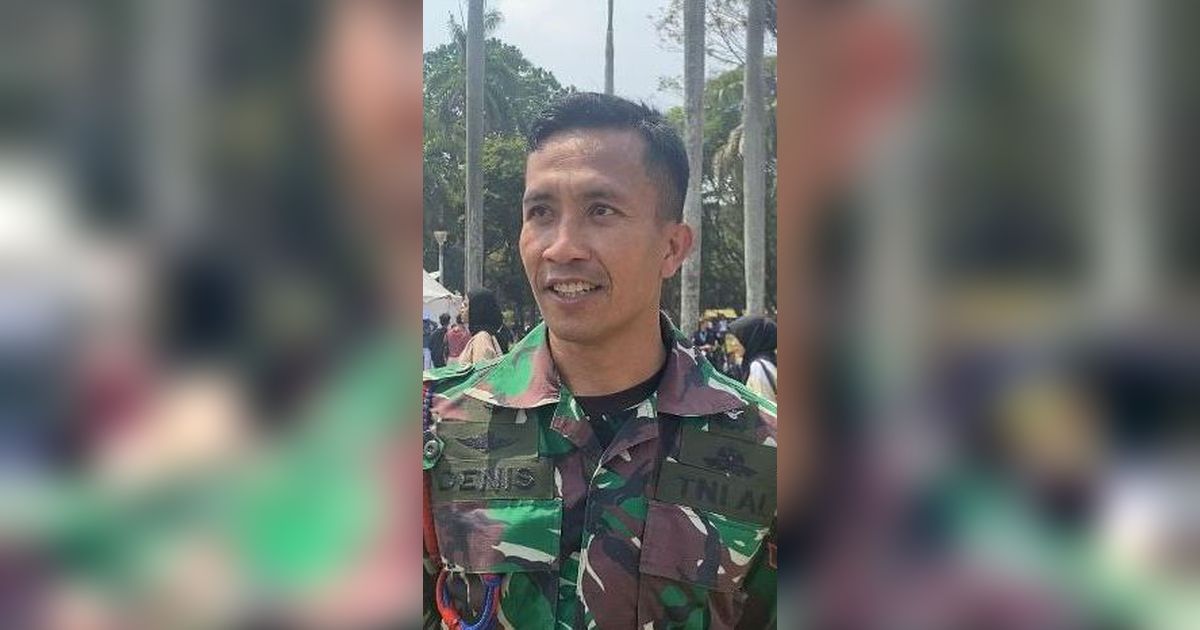 Inilah Sosok Pengibar Bendera saat Terjun Payung di HUT TNI Ke-78