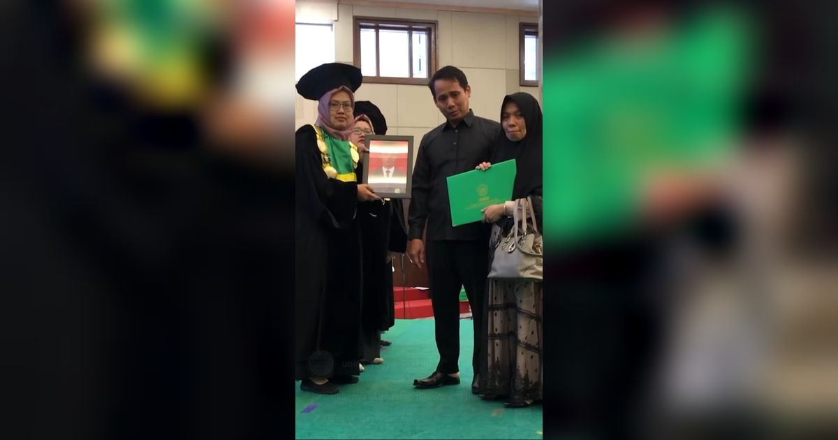 Momen Haru Orang Tua Bawa Foto Anaknya yang Meninggal Akibat Kecelakaan, Wakili Wisuda di UNISA Yogyakarta