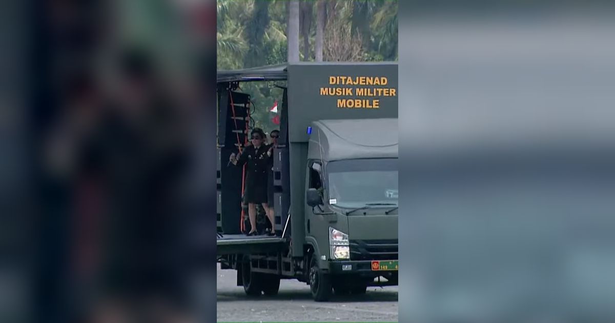 Momen Mobil Musik Militer Lewat saat Parade HUT TNI KE-78, Nyanyi Lagu Presiden Ngopi, Panglima Ngopi, Begini Reaksi Jokowi