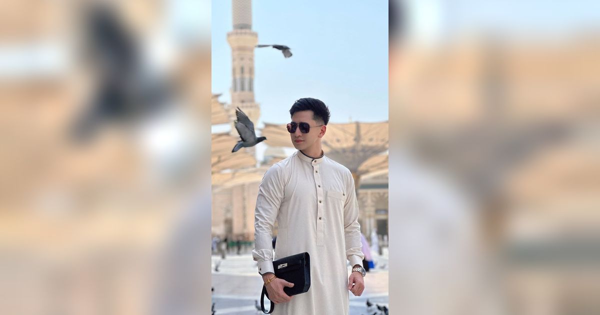 Dikeramas Netizen karena Terlalu Stylish saat Umroh, Lihat Beda Penampilan Verrell Bramasta di Dua Masjid Berbeda