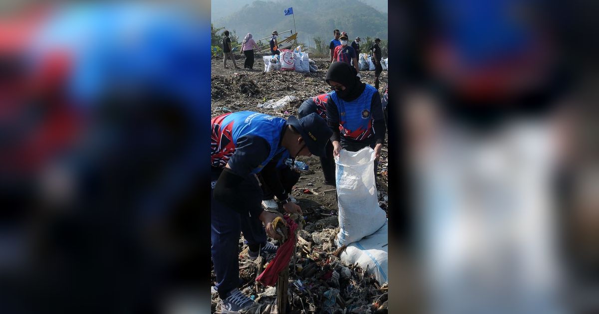 FOTO: Aksi Pandawara Group dan Ratusan Relawan Bersihkan Pantai Cibutun Sukabumi yang Penuh Sampah