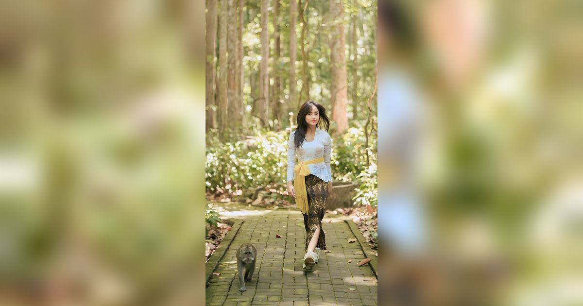 Potret Penampilan Menawan Fuji jadi Gadis Bali, Pakai Kebaya Putih Rp58 Ribu