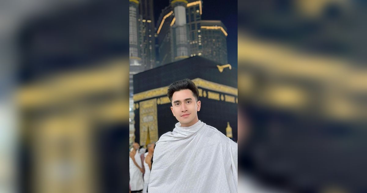 Potret Verrell Bramasta Umrah ke Tanah Suci untuk Pertama Kali, ini Momen yang Membuatnya Terharu