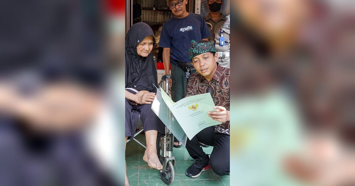 Pastikan Proses Bebas Pungli, Wamen Raja Juli Serahkan Sertifikat Door to Door di Bandung