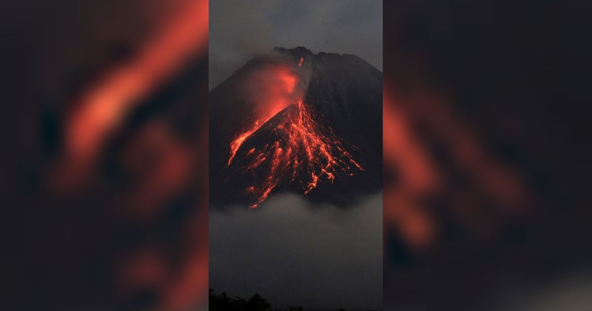 Gunung Merapi Luncurkan Guguran Lava Sejauh Ribuan Meter