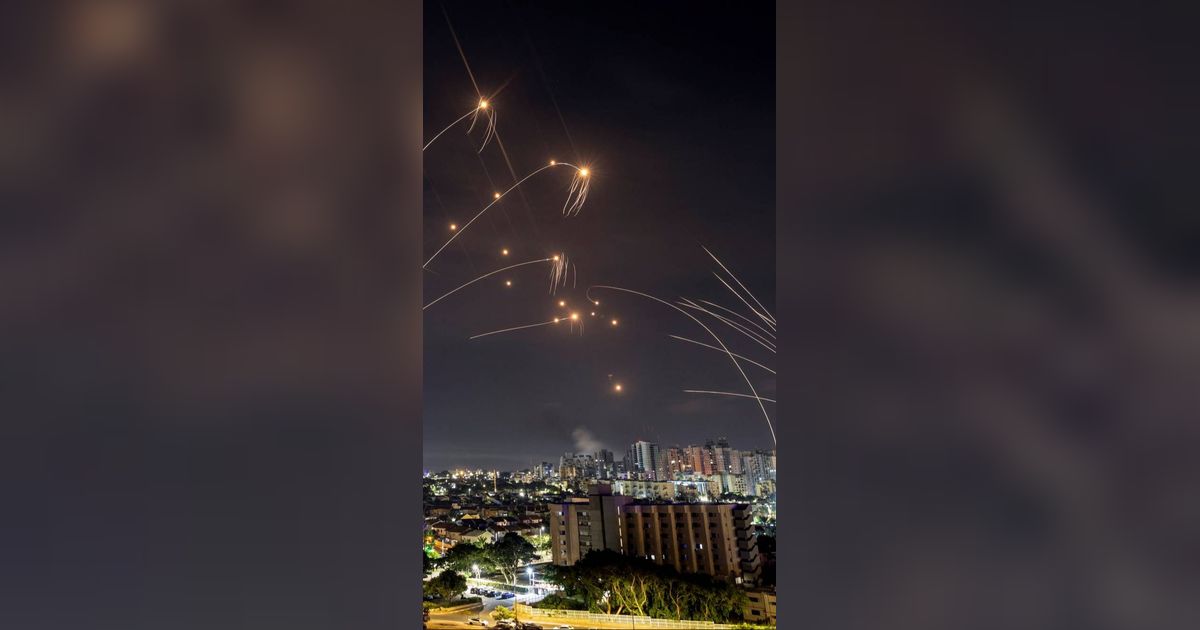 FOTO: Digempur Habis-Habisan Oleh Hamas, Iron Dome Israel Kewalahan Menghalau Serangan 5.000 Roket dari Gaza