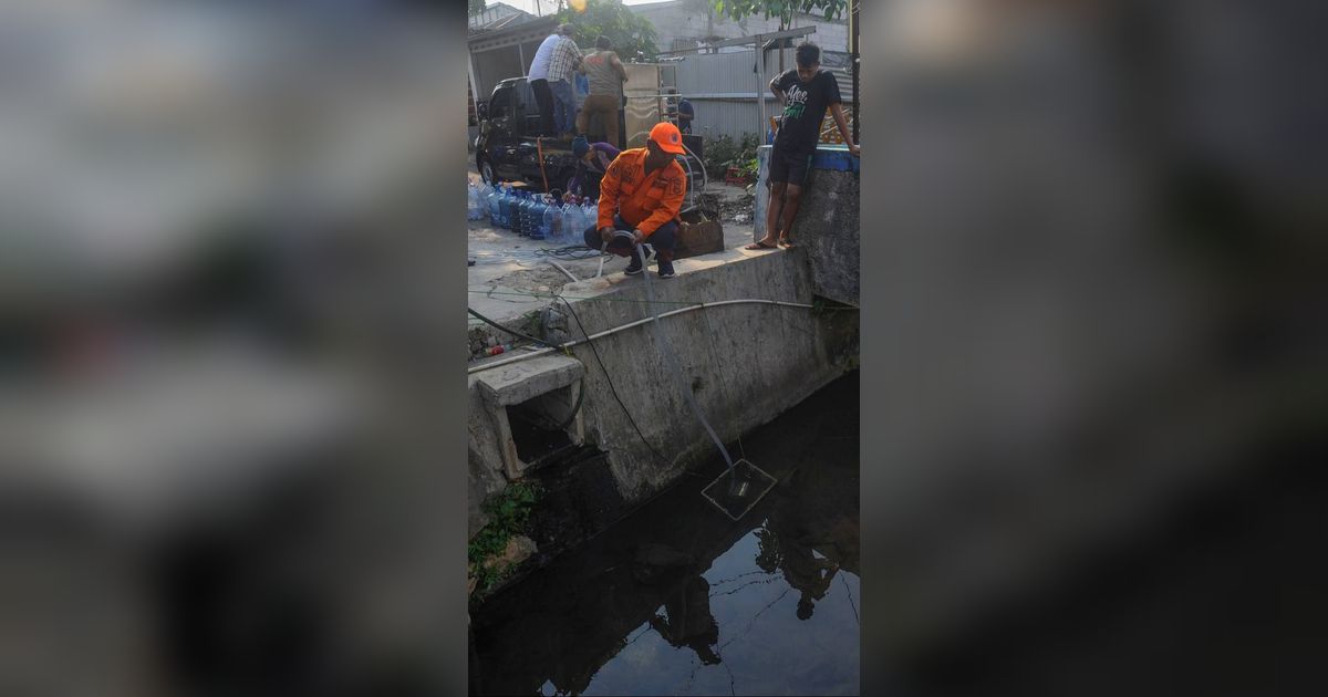 FOTO: Distribusikan Air Bersih, BPBD Tangsel Gunakan Alat Portable Canggih Karya Anak Bangsa untuk Jernihkan Air Sungai Kotor