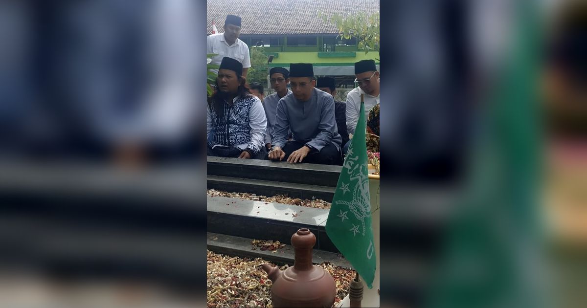 Tim Pemenangan Ganjar-Mahfud Ziarahi Makam Kakek Buyut Cak Imin