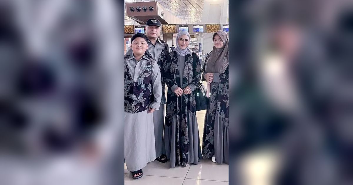 5 Potret Keluarga Krisdayanti Pergi Umrah, Gaya Kerudung Amora Jadi Sorotan