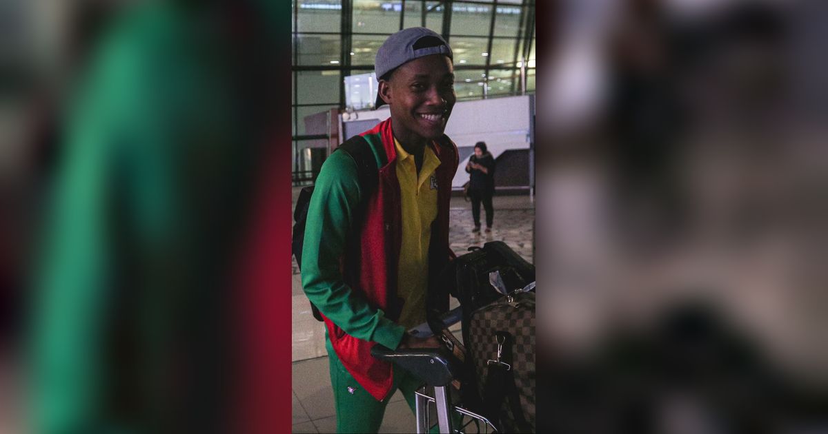 FOTO: Gaya Pemain Timnas Burkina Faso U-17 Tiba di Indonesia, Tebar Senyum dan Tenteng Tas LV