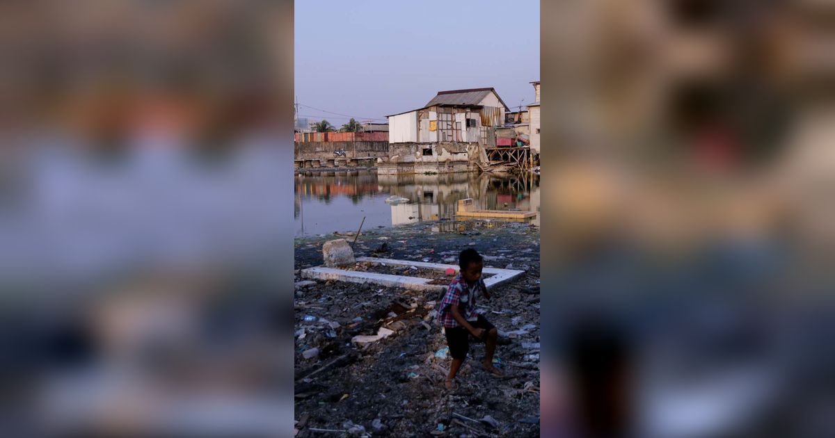 FOTO: Kemarau Panjang Surutkan Banjir Puluhan Tahun di Kampung Apung Jakarta, Makam-Makam Tua Bermunculan