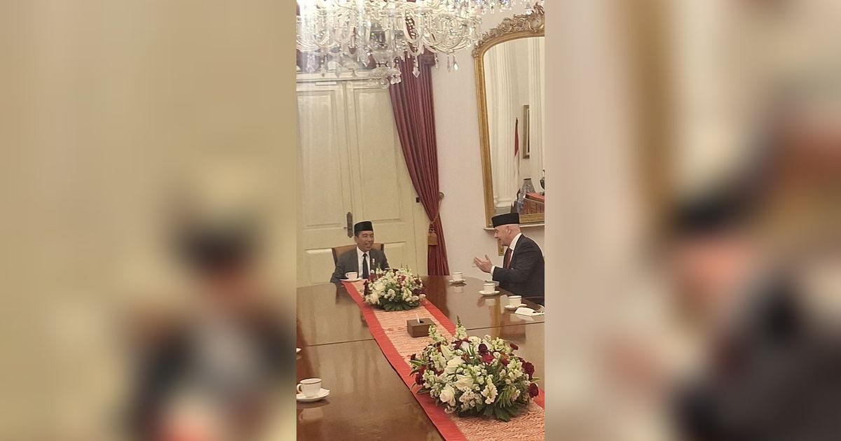 Berpeci, Presiden FIFA Berbincang dengan Jokowi di Istana