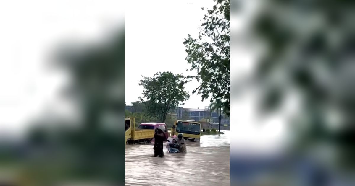 Rela Motor Hanyut demi Bantu Ibu dan Anak yang Terjebak Banjir, Aksi Heroik Pria Ini Tuai Pujian Warganet