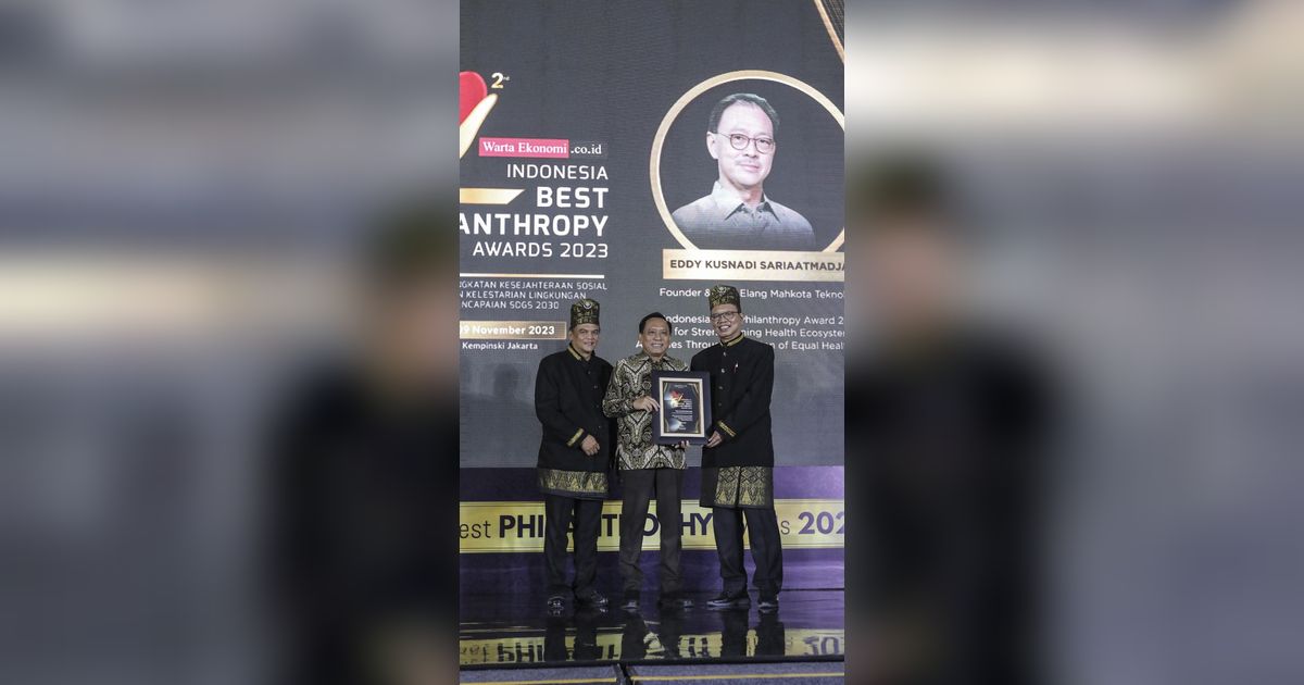 FOTO: Pendiri Emtek Eddy Sariaatmadja Raih Indonesia Best Philanthropy Awards 2023