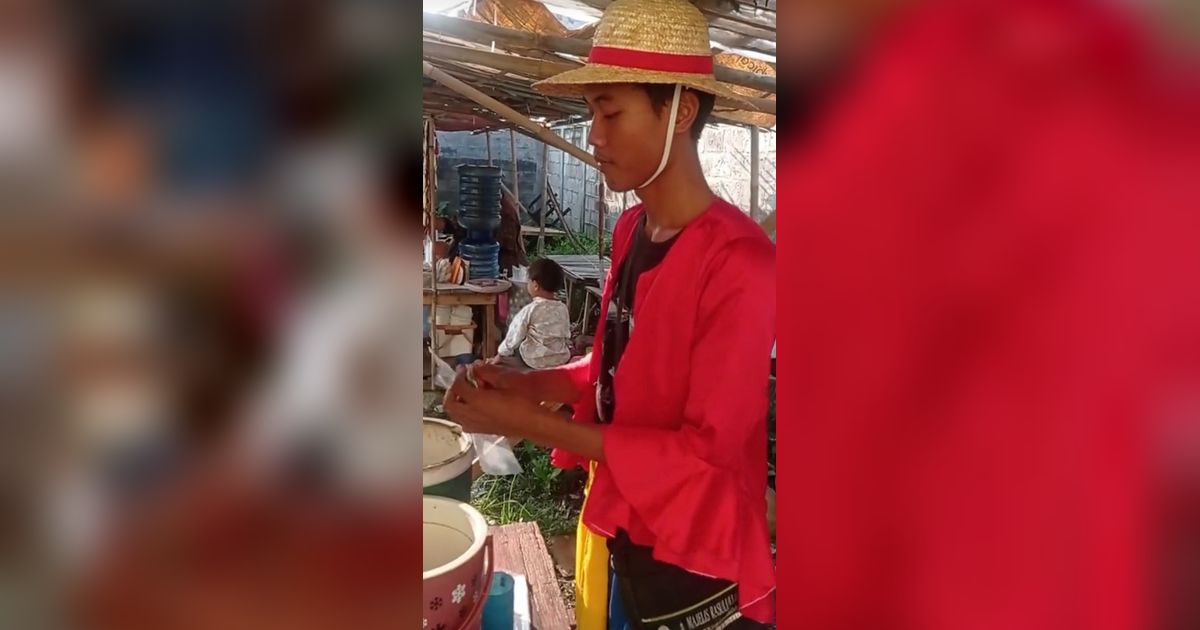 Viral Penjual Gorengan Jualan Sambil Cosplay Jadi Luffy One Piece, Penuh Totalitas