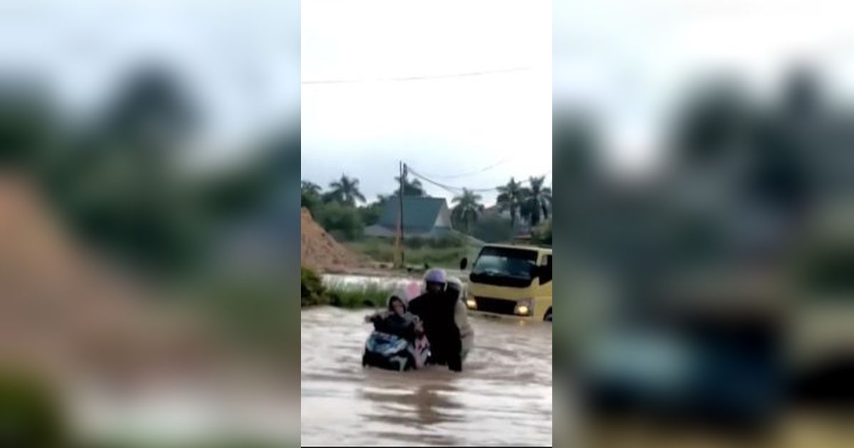 Respect! Pria Tinggalkan Motor Selamatkan Ibu dan Anak Terjebak Banjir Bandang ‘Sehat Selalu Bang’