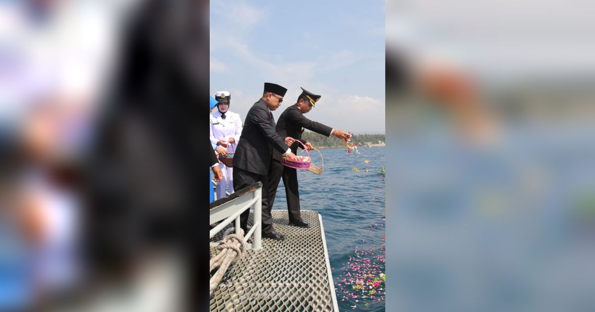 Hari Pahlawan, Pemkab Banyuwangi Gelar Upacara Tabur Bunga di Selat Bali