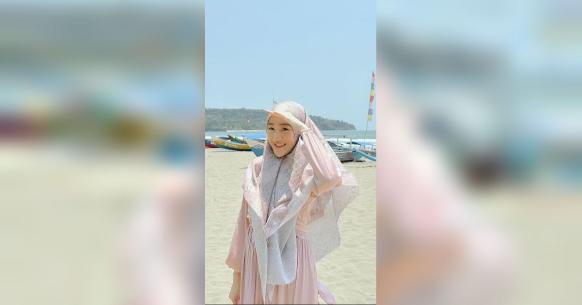 Larissa Chou Pergi ke Pantai dengan Memakai Gamis Syar'i