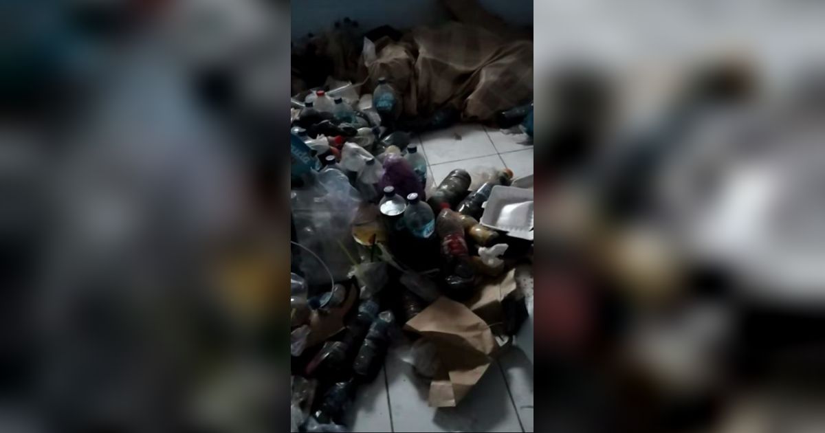 Viral Penghuni Kos Hidup dengan Kamar Penuh Sampah, Isi Bekas Botol Kemasan Bikin Mual