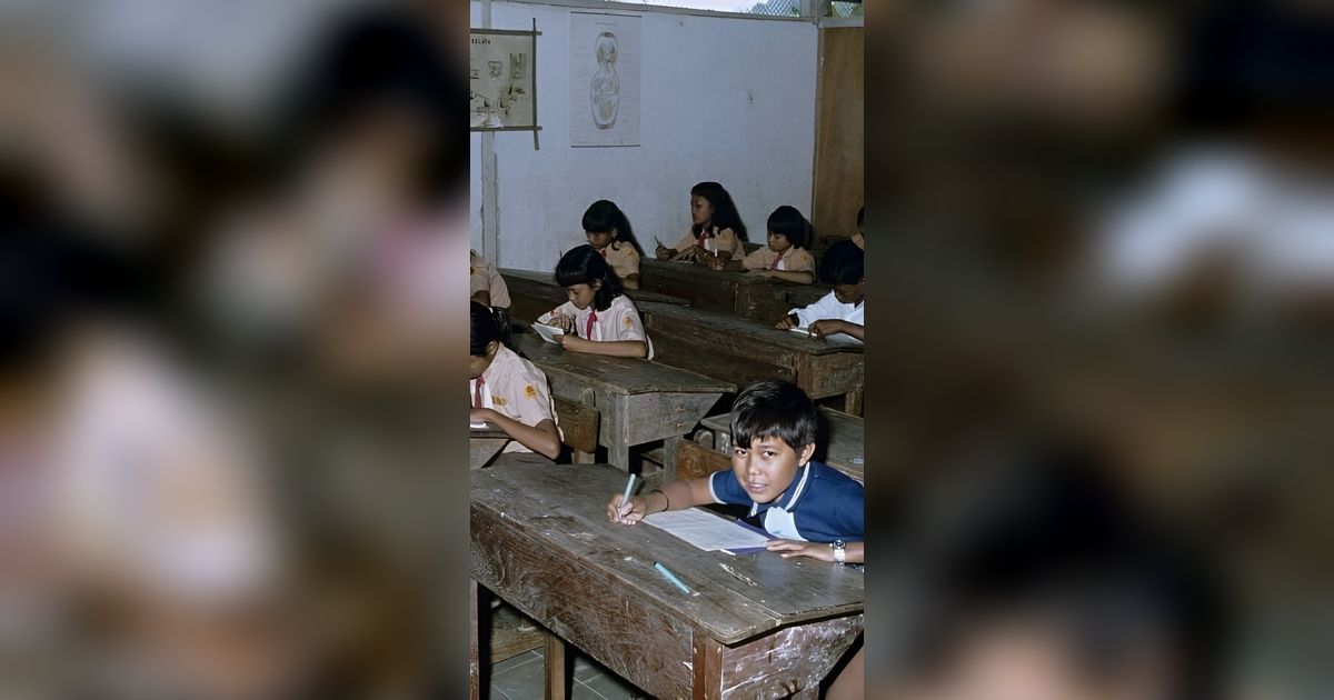 Potret Lawas Suasana Kelas SD Jatiluhur Tahun 1980, Ternyata Para Siswa Bebas Pakai Ini