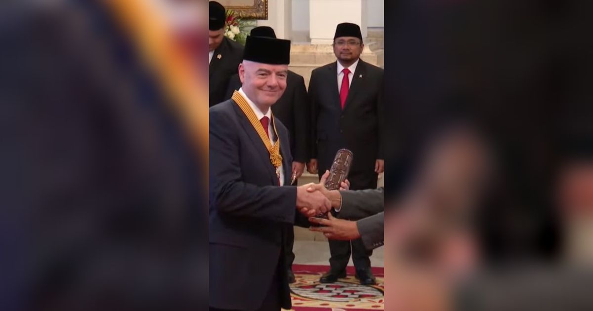 VIDEO: Presiden FIFA Gianni Infantino Diberi Penghargaan Jokowi 