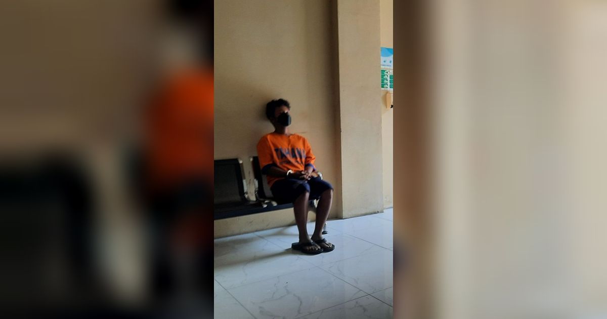 Terduduk Lesu Pakai Baju Tahanan, Pemuda di Pasuruan Ditangkap usai Jual Foto dan Video Porno Anak-Anak