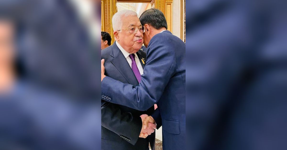 Jokowi Rangkul Presiden Palestina dan Sampaikan Keprihatinan Saat Bertemu di KTT OKI